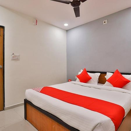 Oyo 16675 Hotel Shri Krishna Inn Сурат Екстериор снимка