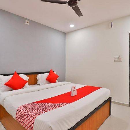 Oyo 16675 Hotel Shri Krishna Inn Сурат Екстериор снимка