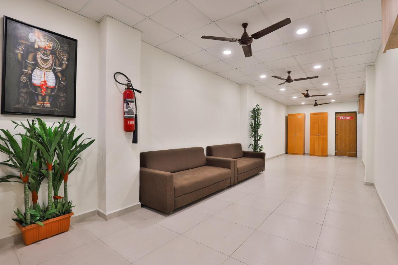 Oyo 16675 Hotel Shri Krishna Inn Сурат Екстериор снимка