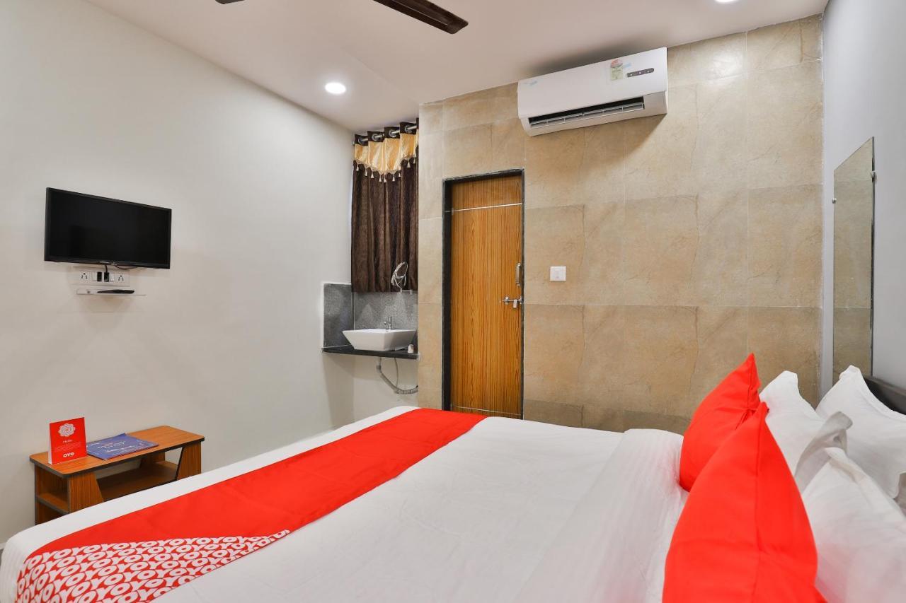 Oyo 16675 Hotel Shri Krishna Inn Сурат Екстериор снимка