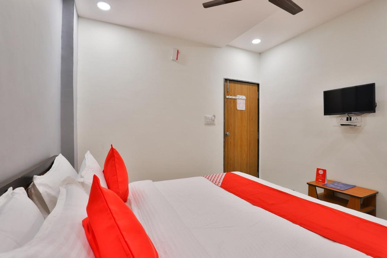 Oyo 16675 Hotel Shri Krishna Inn Сурат Екстериор снимка