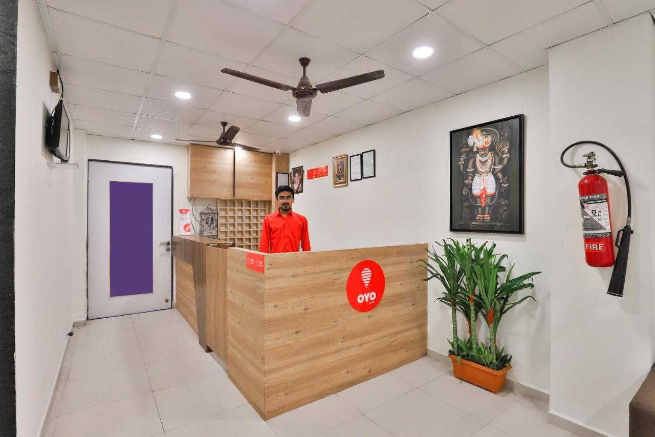 Oyo 16675 Hotel Shri Krishna Inn Сурат Екстериор снимка