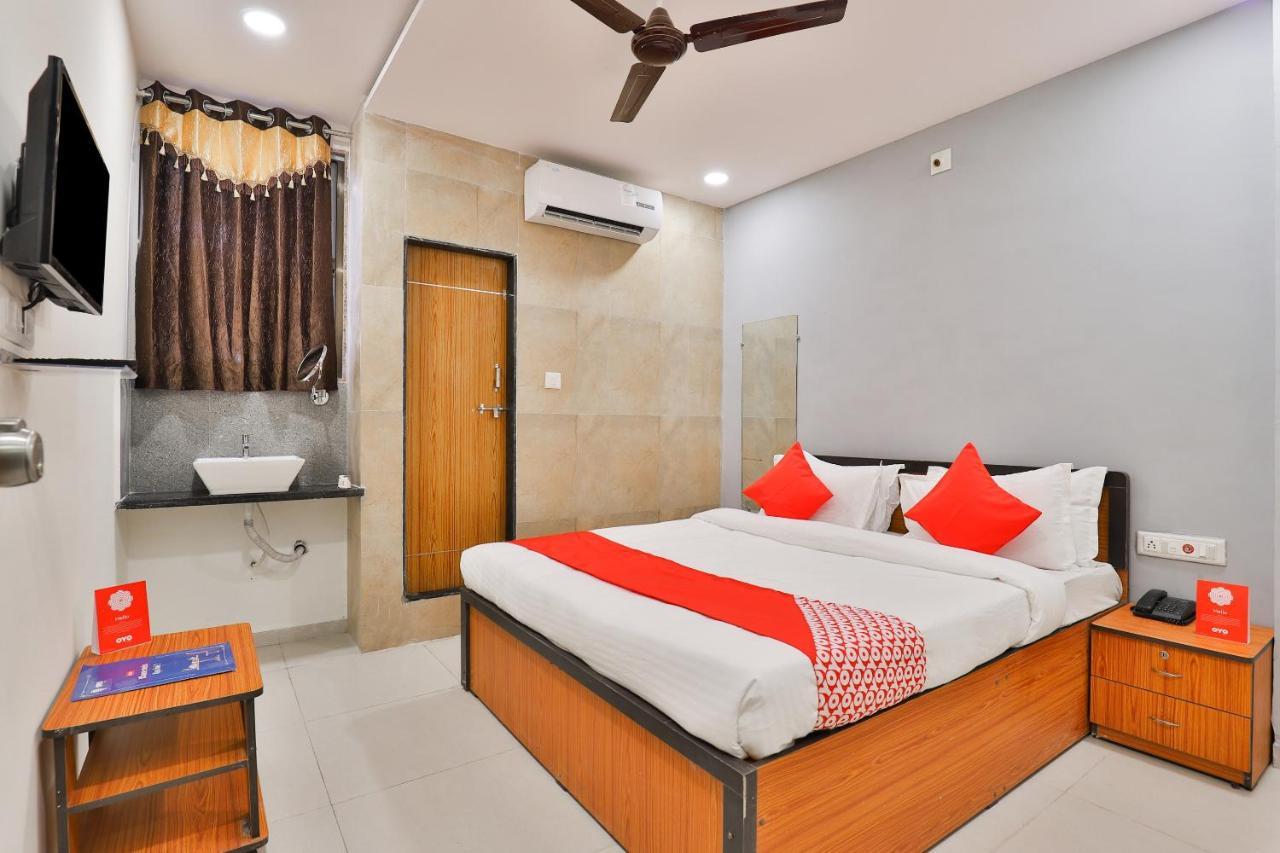 Oyo 16675 Hotel Shri Krishna Inn Сурат Екстериор снимка