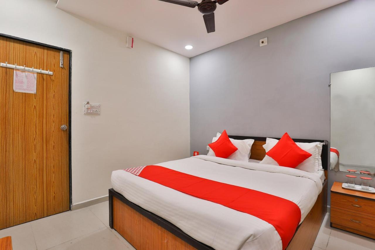 Oyo 16675 Hotel Shri Krishna Inn Сурат Екстериор снимка