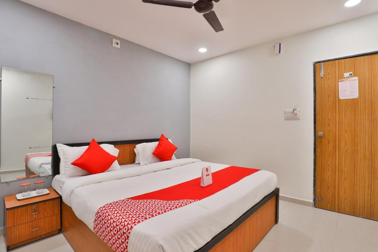Oyo 16675 Hotel Shri Krishna Inn Сурат Екстериор снимка
